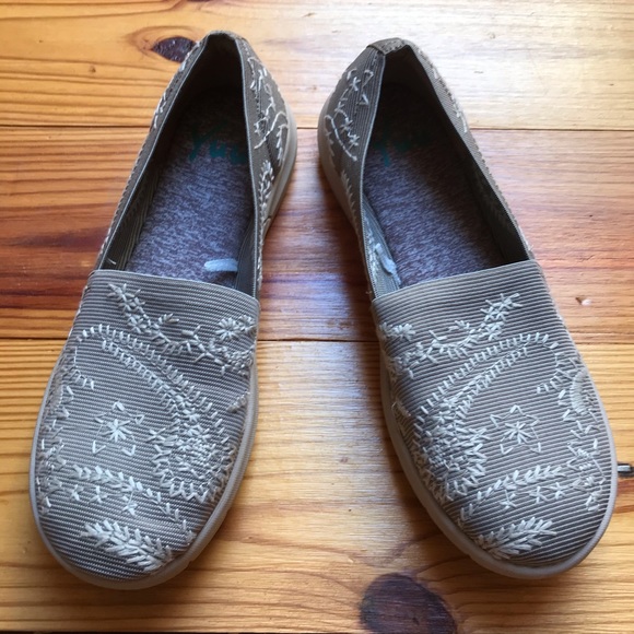 Yuu Beige Embroidered Cushioned Flats, EUC, 7 - Picture 1 of 10